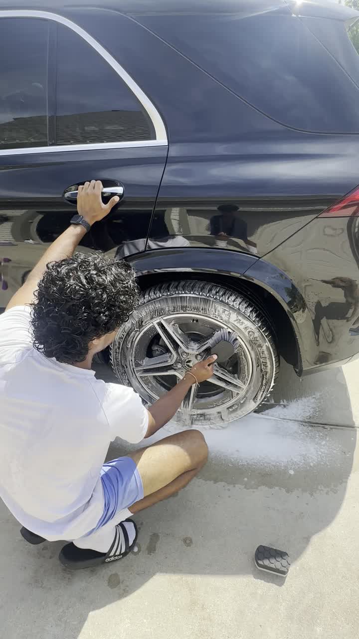 Mercedes detailing clip 09